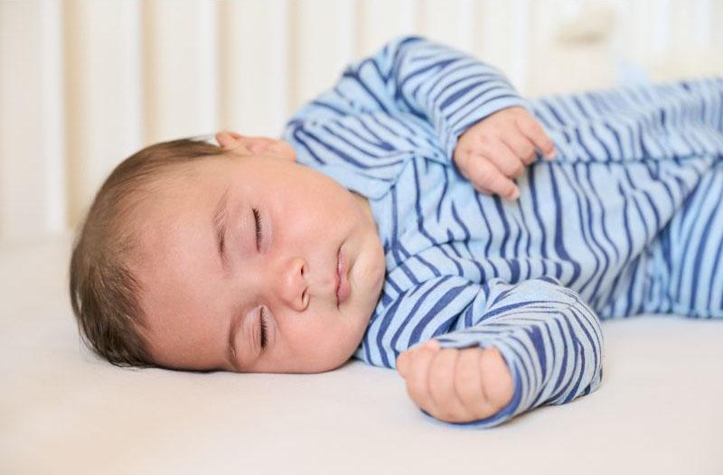 tư thế ngủ đúng của em bé sơ sinh